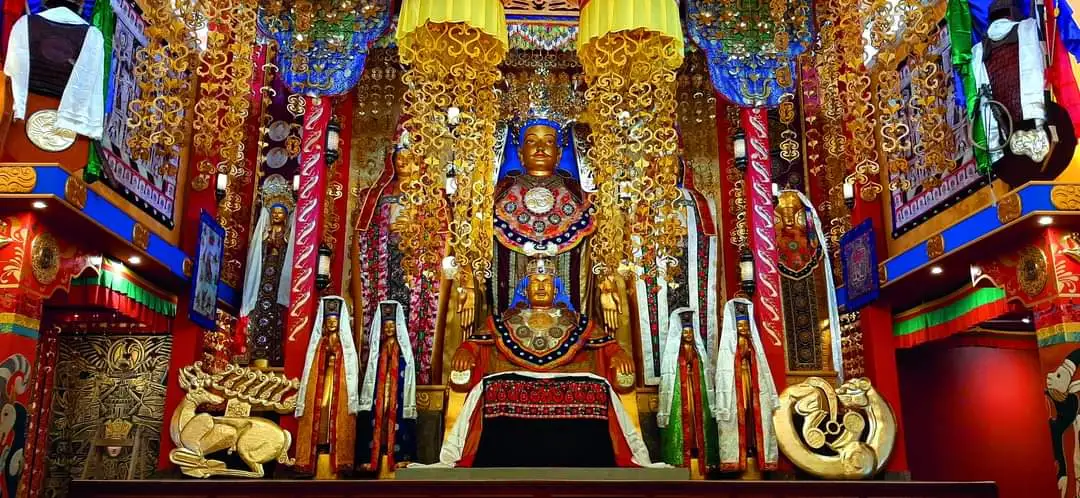 A Tari Buddha Park templomának oltára, festett és aranyozott csodaszarvas- faragványokkal.