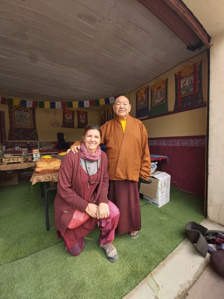 Szoborfestés Bodhgayán, Beru Khyentse Rinpoche kolostorában