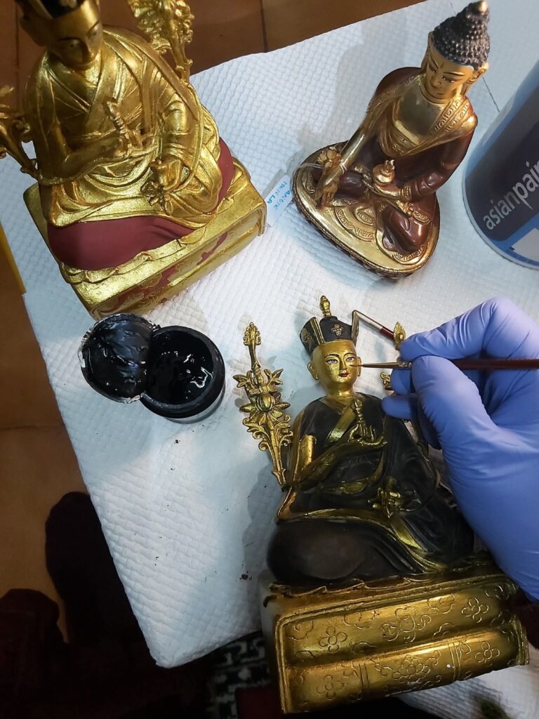 Tizenhat megfestett Karmapa-szobor Bodhgayán